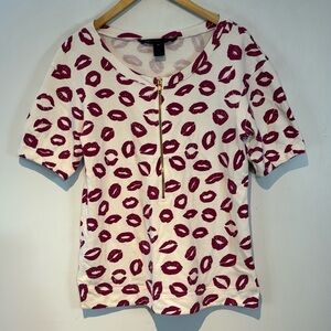 Marc by Marc Jacob’s magenta lip kiss shirt with 3/4 zipper size XS